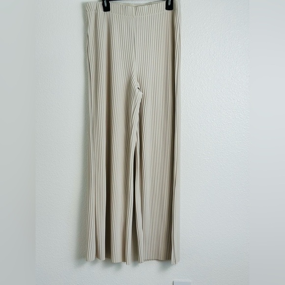 Aritzia Babaton “Skilled” Cream Wide-Leg Pleated Pants Size Large - Picture 3 of 12